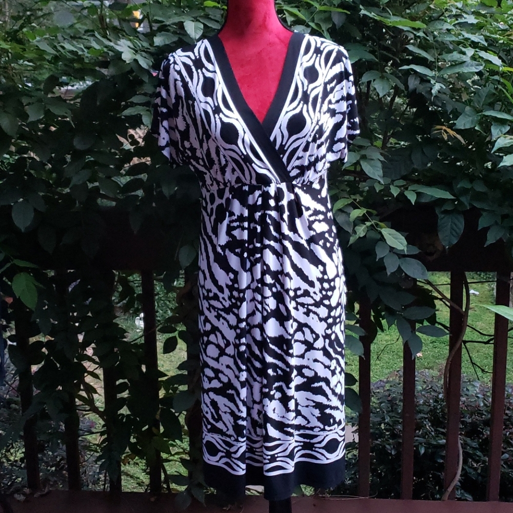 AB Studio Black & White Dress Size Medium Business Casual Wrap Bold